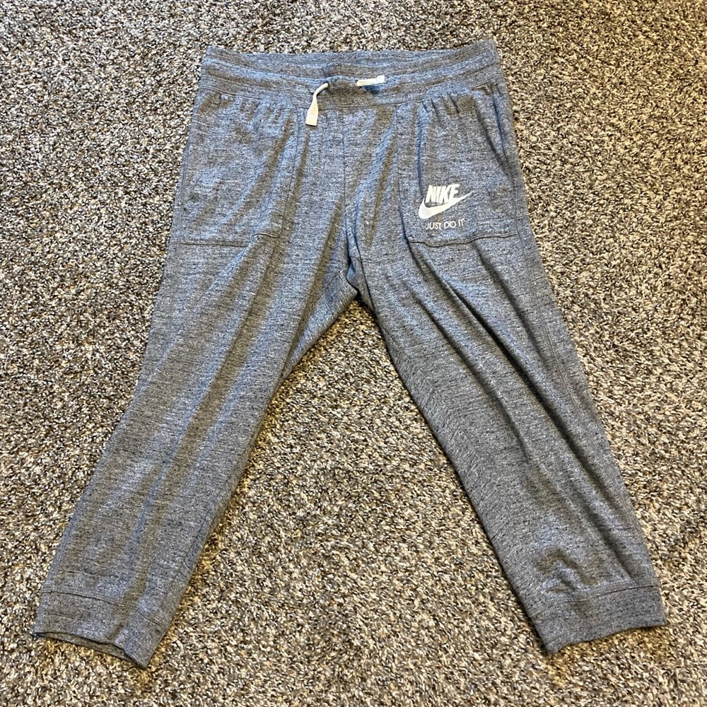 Nike Womens cropped pants Medium